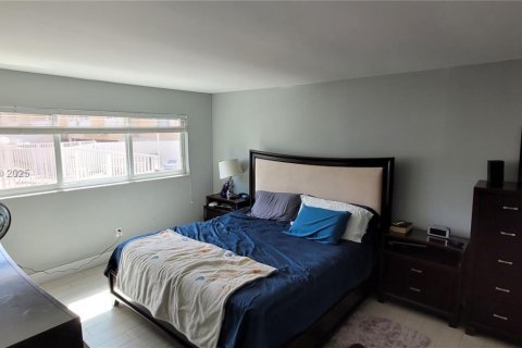 Copropriété à vendre à North Miami Beach, Floride: 2 chambres, 78.69 m2 № 1934459 - photo 12