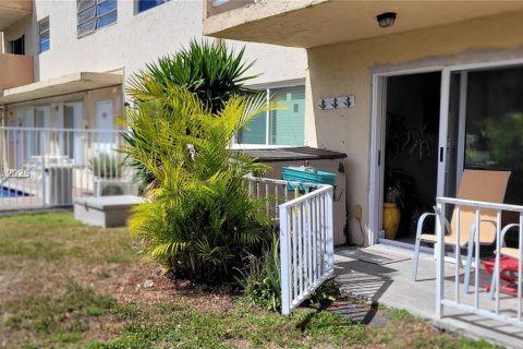 Copropriété à vendre à North Miami Beach, Floride: 2 chambres, 78.69 m2 № 1934459 - photo 21