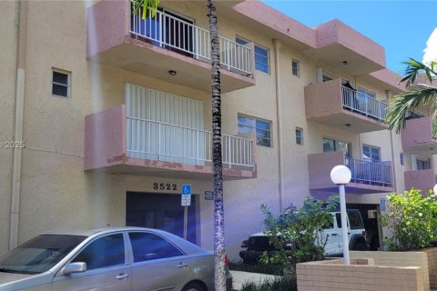 Copropriété à vendre à North Miami Beach, Floride: 2 chambres, 78.69 m2 № 1934459 - photo 4