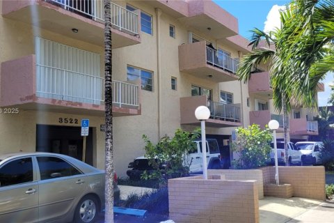 Copropriété à vendre à North Miami Beach, Floride: 2 chambres, 78.69 m2 № 1934459 - photo 1