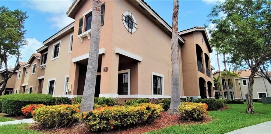 Townhouse in Cutler Bay, Florida 3 bedrooms, 128.48 sq.m. № 1934164