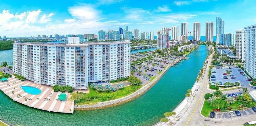 Студия в кондо в Санни-Айлс-Бич, Флорида № 1961200