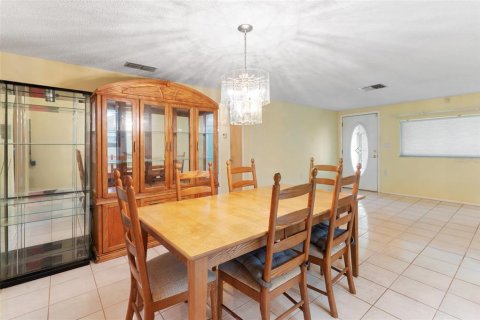 House in New Port Richey, Florida 3 bedrooms, 134.52 sq.m. № 1876184 - photo 23