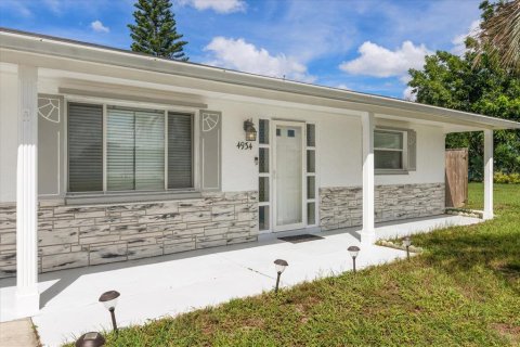 House in Holiday, Florida 2 bedrooms, 88.81 sq.m. № 1907581 - photo 1