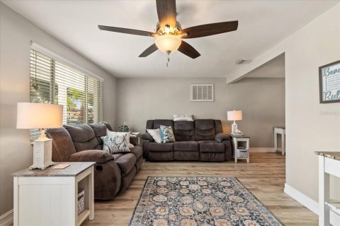 House in Holiday, Florida 2 bedrooms, 88.81 sq.m. № 1907581 - photo 9
