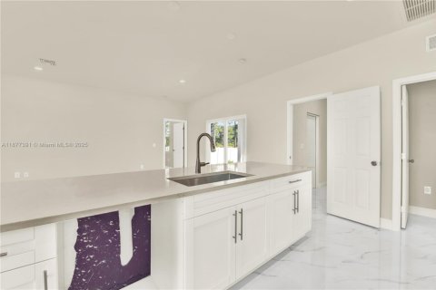 Casa en venta en Lehigh Acres, Florida, 3 dormitorios № 1924224 - foto 12