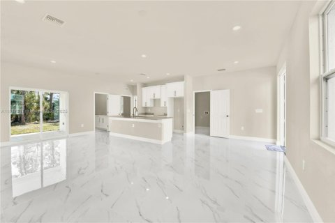 Casa en venta en Lehigh Acres, Florida, 3 dormitorios № 1924224 - foto 4