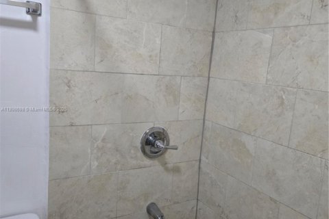 Propiedad comercial en alquiler en Miami, Florida, 20.44 m2 № 1950526 - foto 10