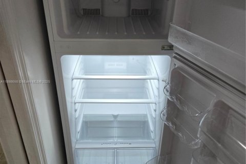 Propiedad comercial en alquiler en Miami, Florida, 20.44 m2 № 1950526 - foto 2