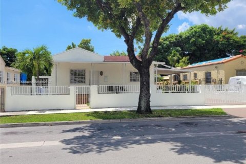 Propiedad comercial en alquiler en Miami, Florida, 20.44 m2 № 1950526 - foto 1