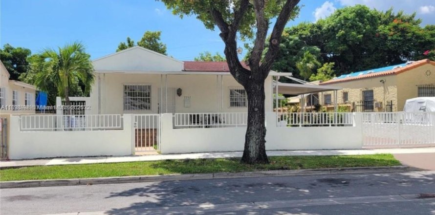 Propiedad comercial en Miami, Florida 20.44 m2 № 1950526