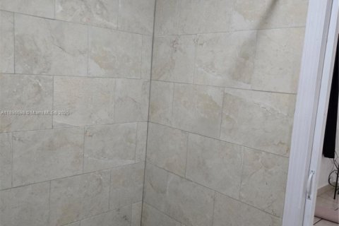 Propiedad comercial en alquiler en Miami, Florida, 20.44 m2 № 1950526 - foto 13