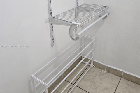 Propiedad comercial en alquiler en Miami, Florida, 20.44 m2 № 1950526 - foto 12