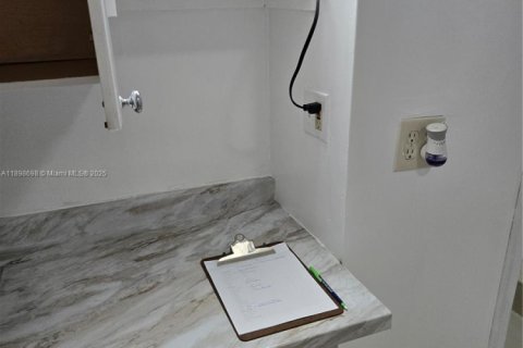 Propiedad comercial en alquiler en Miami, Florida, 20.44 m2 № 1950526 - foto 8