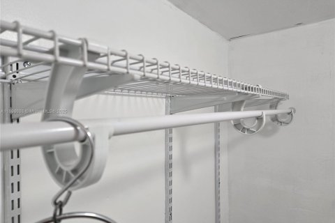 Propiedad comercial en alquiler en Miami, Florida, 20.44 m2 № 1950526 - foto 14
