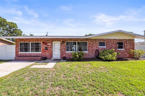 House in Saint Petersburg, Florida 3 bedrooms, 109.25 sq.m. № 1855600 - photo 2