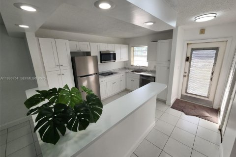 Condo in Margate, Florida, 2 bedrooms  № 1994305 - photo 7