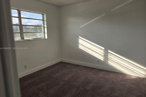 Condo in Margate, Florida, 2 bedrooms  № 1994305 - photo 17