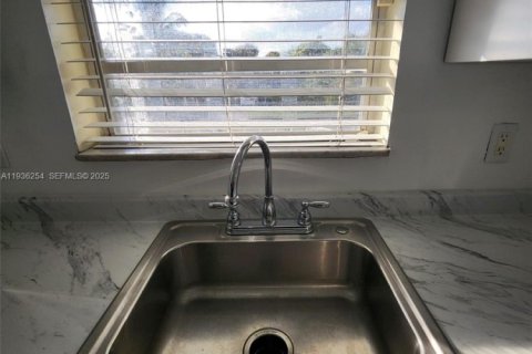 Condo in Margate, Florida, 2 bedrooms  № 1994305 - photo 8