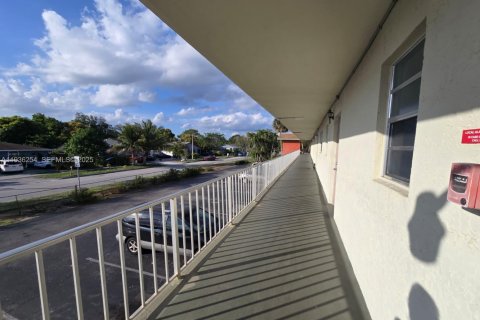 Condo in Margate, Florida, 2 bedrooms  № 1994305 - photo 2