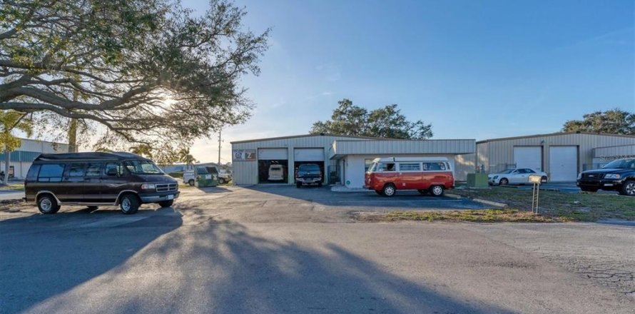 Commercial property in Sarasota, Florida № 1122250