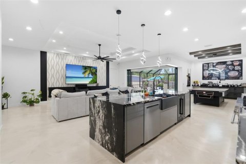 Casa en venta en North Port, Florida, 5 dormitorios, 282.33 m2 № 2339212 - foto 14