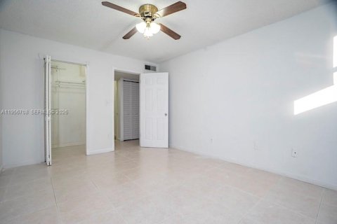 Condominio en alquiler en Hialeah, Florida, 1 dormitorio, 55.74 m2 № 2010643 - foto 15