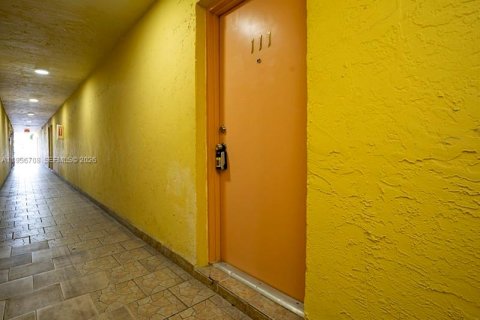 Condominio en Hialeah, Florida, 1 dormitorio  № 2010643