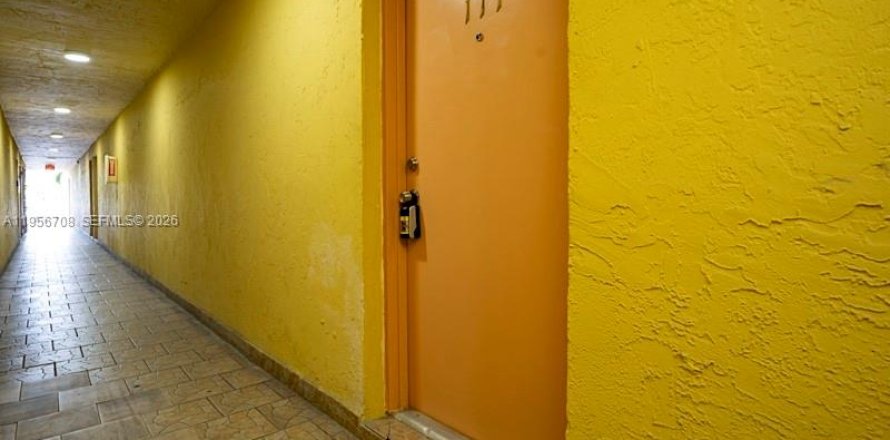 Condominio en Hialeah, Florida, 1 dormitorio  № 2010643