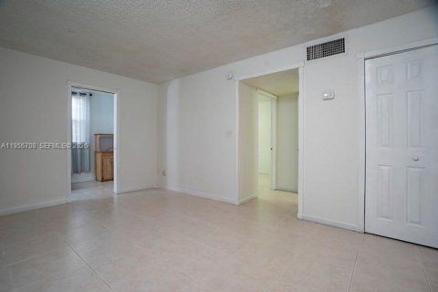 Condominio en alquiler en Hialeah, Florida, 1 dormitorio, 55.74 m2 № 2010643 - foto 10