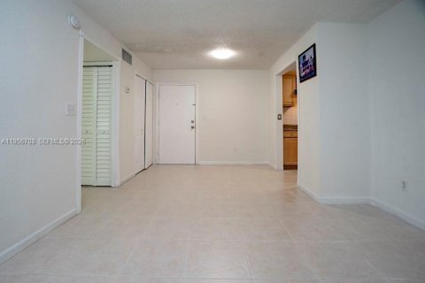 Condominio en alquiler en Hialeah, Florida, 1 dormitorio, 55.74 m2 № 2010643 - foto 4