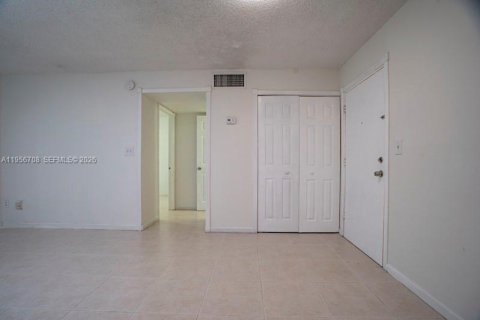 Condominio en alquiler en Hialeah, Florida, 1 dormitorio, 55.74 m2 № 2010643 - foto 9