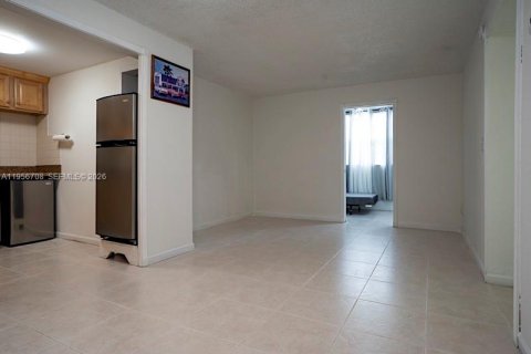 Condominio en alquiler en Hialeah, Florida, 1 dormitorio, 55.74 m2 № 2010643 - foto 3
