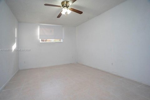 Condominio en alquiler en Hialeah, Florida, 1 dormitorio, 55.74 m2 № 2010643 - foto 14