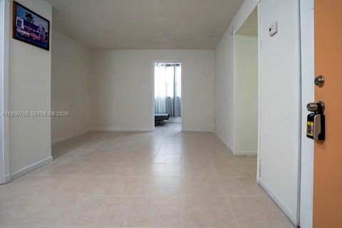 Condominio en alquiler en Hialeah, Florida, 1 dormitorio, 55.74 m2 № 2010643 - foto 2