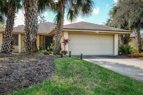 House in New Smyrna Beach, Florida 2 bedrooms, 119.75 sq.m. № 1586521 - photo 2