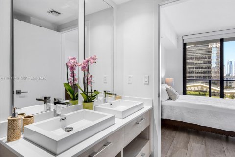Condo in Miami, Florida, 2 bedrooms  № 1998098 - photo 17