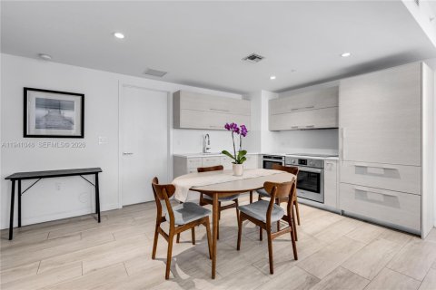 Condo in Miami, Florida, 2 bedrooms  № 1998098 - photo 9