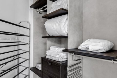 Condo in Miami, Florida, 2 bedrooms  № 1998098 - photo 19