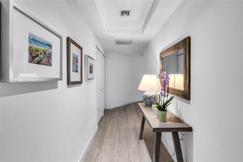 Condo in Miami, Florida, 2 bedrooms  № 1998098 - photo 5