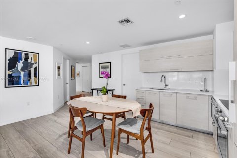 Condo in Miami, Florida, 2 bedrooms  № 1998098 - photo 11