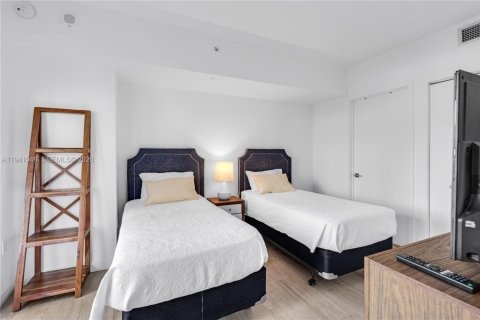 Condo in Miami, Florida, 2 bedrooms  № 1998098 - photo 21