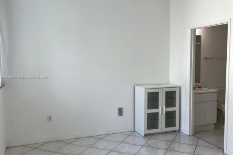 Condominio en venta en Sunny Isles Beach, Florida, 30.66 m2 № 1863984 - foto 12