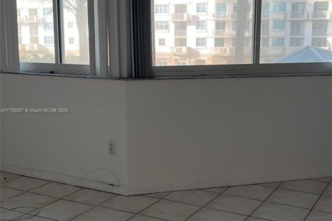 Condominio en venta en Sunny Isles Beach, Florida, 30.66 m2 № 1863984 - foto 5