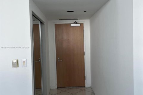 Condominio en venta en Sunny Isles Beach, Florida, 30.66 m2 № 1863984 - foto 2