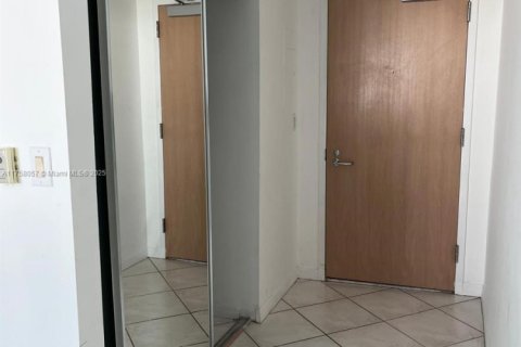 Condominio en venta en Sunny Isles Beach, Florida, 30.66 m2 № 1863984 - foto 10
