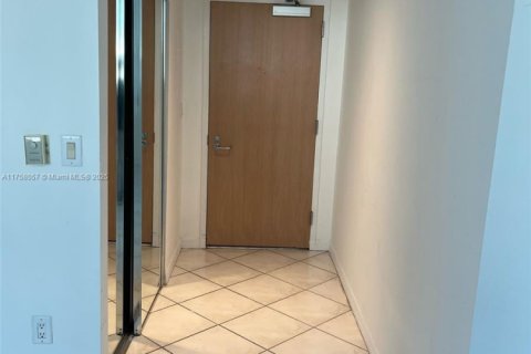 Condominio en venta en Sunny Isles Beach, Florida, 30.66 m2 № 1863984 - foto 1
