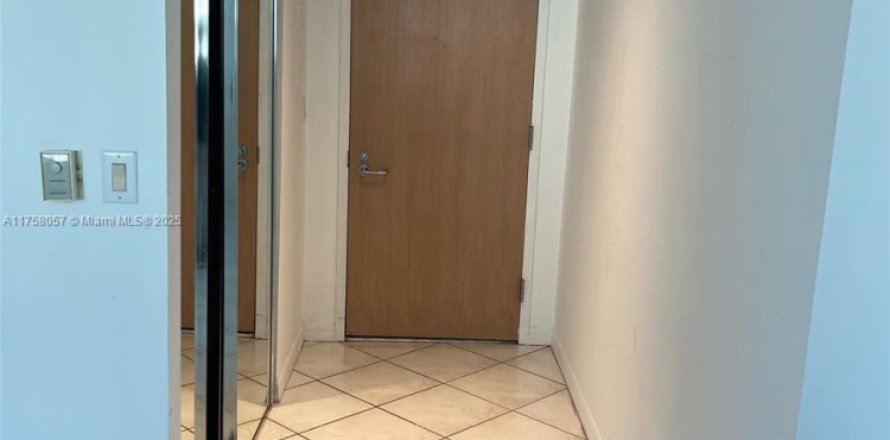Estudio en el Condominio en Sunny Isles Beach, Florida  № 1863984