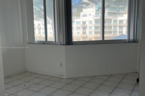 Condominio en venta en Sunny Isles Beach, Florida, 30.66 m2 № 1863984 - foto 11