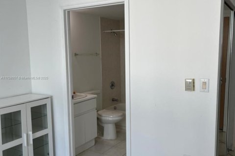 Condominio en venta en Sunny Isles Beach, Florida, 30.66 m2 № 1863984 - foto 4